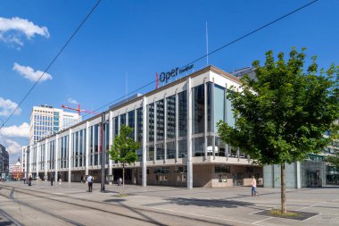 Frankfurt, Almanya - 19 Mayıs 2014: Willi Brandt platz ve Frankfurt, Almanya 'daki opera binasına bakın.