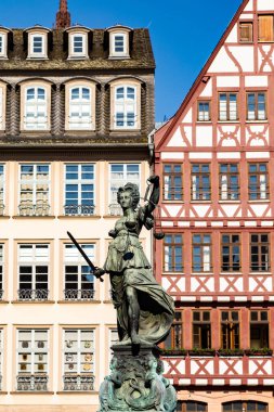 Frankfurt, Almanya - 19 Mayıs 2014: Justitia - Bayan Adalet - Frankfurt 'taki Roemerberg meydanında heykel, 1887 yılında inşa edildi..