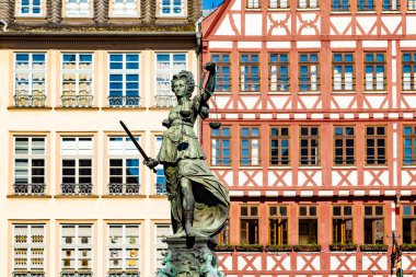 Frankfurt, Almanya - 19 Mayıs 2014: Justitia - Bayan Adalet - Frankfurt 'taki Roemerberg meydanında heykel, 1887 yılında inşa edildi..