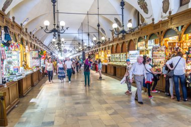 Krakow, Polonya - 26 Nisan 2014: turist Dükkanı sukiennice bez Salonu'nda Krakow, Polonya. Krakow'ın eski şehir UNESCO dünya mirası ile onun en iyi alışveriş yeri olma sukiennice olduğunu.