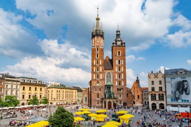 Krakow, Polonya - 26 Nisan 2014: Mariacki kilise, kilise Our Lady kabul cennet, bir tuğla Gotik kilise bitişik Main Market Square, Krakow, Polonya.