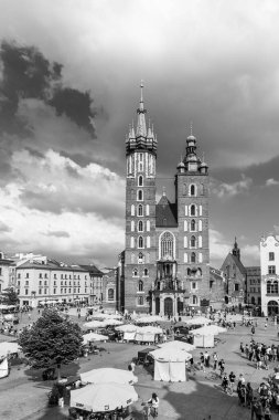 Krakow, Polonya - 26 Nisan 2014: Mariacki kilise, kilise Our Lady kabul cennet, bir tuğla Gotik kilise bitişik Main Market Square, Krakow, Polonya.