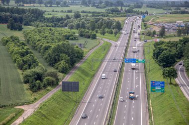 Krakow, Polonya - 13 Haziran 2014: Krakow, Polonya yakınlarındaki otoyol manzaralı.