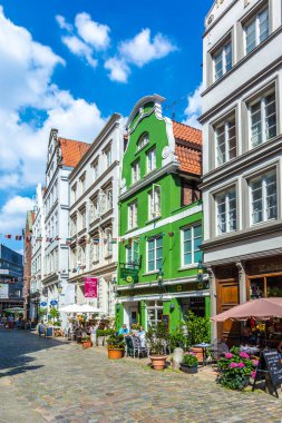Hamburg, Almanya - 17 Temmuz 2014: Güzel eski ahşap evleri ve kaldırım taşı sokağıyla yaya bölgesi. Moenckeberg Caddesi gibi Hamburg 'un alışveriş mili.