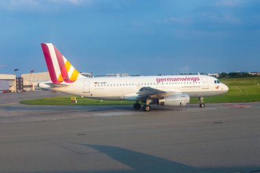 Hamburg, Almanya - 17 Temmuz 2014: Hamburg havaalanındaki uçak pistinde Alman kanatları Helmut Schmidt.