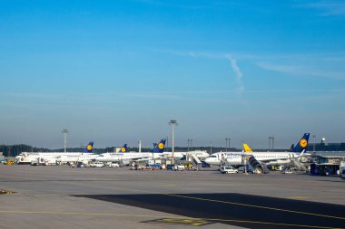 Frankfurt, Almanya - 17 Temmuz 2014: Lufthansa uçakları Frankfurt uluslararası havaalanında kalkışa hazır.