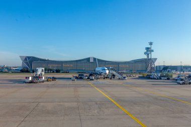 Frankfurt, Almanya - 17 Temmuz 2014: Frankfurt uluslararası havaalanındaki Lufthansa Technik uçakları için modern büyük bakım salonu.