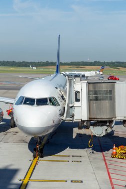 Hamburg, Almanya - 17 Temmuz 2014: Lufthansa uçağı kalkışa hazır.