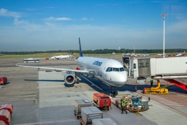 Hamburg, Almanya - 17 Temmuz 2014: Lufthansa uçağı kalkışa hazır.