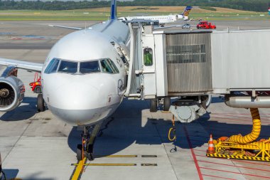 Hamburg, Almanya - 17 Temmuz 2014: Lufthansa uçağı kalkışa hazır.