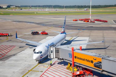 Hamburg, Almanya - 17 Temmuz 2014: Hamburg havaalanı yolcu köprüsüne sahip Sun Express uçağı Helmut Schmidt.