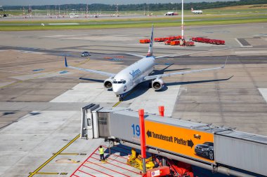 Hamburg, Almanya - 17 Temmuz 2014: Hamburg havaalanı yolcu köprüsüne sahip Sun Express uçağı Helmut Schmidt.