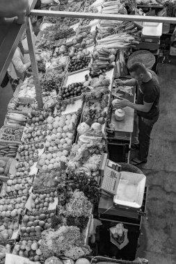 Frankfurt, Almanya - 9 Ağustos 2024: çiftçi Kleinmarkthalle - çiftçi pazarı - taze ürünler, portakal ve biber gibi meyvelerin yanı sıra çiftçi pazarındaki insanlara hindistan cevizi satıyor.