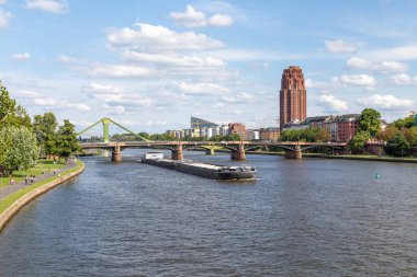 Frankfurt, Almanya - 9 Ağustos 2024: Framkfurt silueti ile nehir ana hattında kargo nakliye gemisi, Frankfurt 'ta Main Nehri' nde..