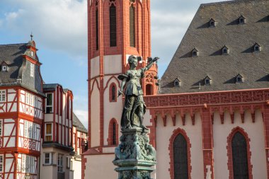 Frankfurt, Almanya - 9 Ağustos 2025: Frankfurt, Almanya 'da Adalet Heykeli.