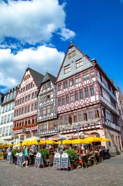 Frankfurt, Almanya - 9 Ağustos 2024: İnsanlar Frankfurt 'taki merkezi tarihi meydanı, güzel yarı keresteli evleri olan Roemer' ı ziyaret etmekten keyif alıyorlar..