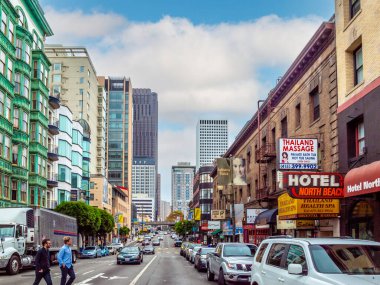 San Francisco, ABD - 18 Eylül 2014: San Francisco Çin Mahallesi, ABD 'de Grant caddesinin köşesindeki eski tarihi evler.