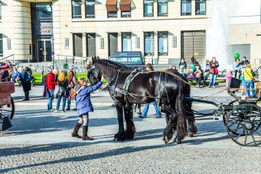 Berlin, Almanya - 27 Ekim 2014: Atlı arabası önünde Brandenburg Kapısı, Berlin, Almanya.