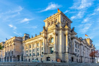 Berlin, Almanya - 27 Ekim 2014: Berlin 'deki ünlü tarihi Reichstag binası sabahın erken saatlerinde.
