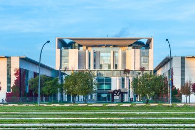 Berlin, Almanya - 27 Ekim 2014: Almanca Chancellery (Bundeskanzleramt), Berlin, Almanya Başbakanı yönetim ofisi hizmet veren bir federal kuruluşudur.