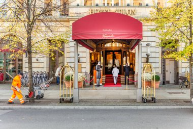 Berlin, Almanya - 28 Ekim 2014: Berlin 'deki Kempinski Grubu' nun ünlü lüks Hotel Adlon 'unun girişinde konuklar.