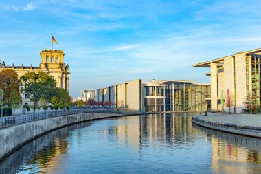 Berlin, Almanya - 27 Ekim 2014: Marie-Elisabeth-Lueders-Haus - MELH ve Berlin Mitte 'deki Paul Loebe parlamento binasına bakınız..