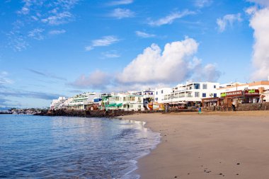 Playa Blanca, İspanya - 12 Kasım 2014: sabah erken Playa Blanca, İspanya Gezinti görünümüne. 2010 yılında yaklaşık 10 bin kişi bu eski balıkçı köyü içinde yaşadı..