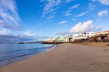 Playa Blanca, İspanya - 12 Kasım 2014: sabah erken Playa Blanca, İspanya Gezinti görünümüne. 2010 yılında yaklaşık 10 bin kişi bu eski balıkçı köyü içinde yaşadı..