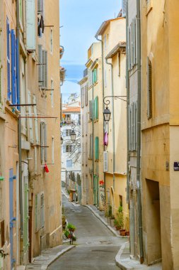 MARSEILLES, FRANCE - 29 MAR 2015: Güney Fransa, Marsilya 'da eski çürük tarihi çeyrek Le Panier manzarası.