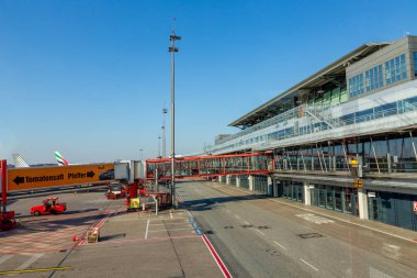 Hamburg, Almanya - 19 Mart 2015: Sabah ışığında Hamburg havaalanı terminalinin boş kapısı.