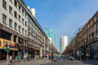 Frankfurt, Almanya - 25 Mart 2015: Frankfurt am Main street Frankfurt, Almanya. Hessen Alman eyaletinde en büyük şehri ve Almanya en büyük beşinci şehirde olduğunu