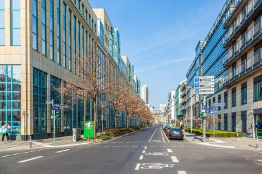 Frankfurt, Almanya - 25 Mart 2015: Frankfurt am Main street Frankfurt, Almanya. Hessen Alman eyaletinde en büyük şehri ve Almanya en büyük beşinci şehirde olduğunu