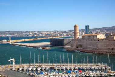 Marsilya, Fransa - 29 Mart 2015: Günbatımında Marsilya limanı ve eski ortaçağ kalesine manzara.