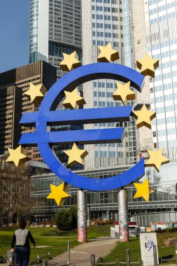 Frankfurt, Almanya - 8 Nisan 2015: Euro işareti, Avrupa Merkez Bankası'nın Frankfurt, Almanya'daki genel merkezinin dışında finansal krizi simgeleyen biraz yıpranmış görünüyor.