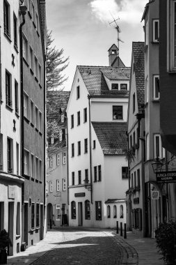Augsburg, Almanya - 29 Nisan 2015: Augsburg 'da tarihi evleri olan ve Almanya' da kaldırım taşlarıyla döşenmiş eski bir şehrin Pfladergasse sokağı.