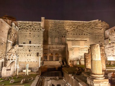 Roma, İtalya - 25 Aralık 2015: Gece aydınlatılmış forum Romanum.