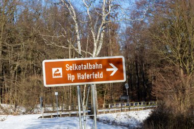 Haferfeld, Almanya - 8 Ocak 2016: Haferfeld tren istasyonuna giden Selketal tren yolunun işareti
