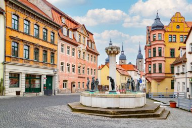 Eisleben, Almanya - 16 Ocak 2016: Tarihi Lutherstadt Eisleben, Çeşme Knappenbrunnen ve 41 Sangerhuser Caddesi