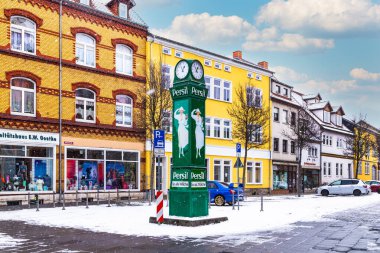 Muehlhausen, Almanya - 17 Ocak 2016: Muehlhausen, Almanya'da karda toz yıkama reklamı ile eski saat kulesi. Reklamlar 100 yıldan daha eski ve geçen yüzyılın başında ki yılları sembolize ediyor..