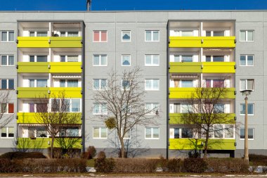 Bad Frankenhausen, Almanya - 21 Ocak 2016: Doğu Almanya 'da prefabrik DDR mimari cephesi