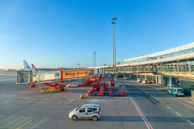 Hamburg, Almanya - 17 Mart 2016: Sabah erken saatlerde Hamburg Helmut Schmidt havaalanının apron ve terminaline bakın.