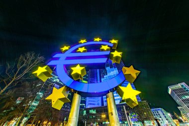 Frankfurt, Almanya - Mar 17, 2016: Frankfurt, Almanya'daki Luminale'de geceleri ışıklı binalar ve Euro işareti. Işık festivali Frankfurt'ta her 2 yılda bir gerçekleşir ve bir hafta sürer.