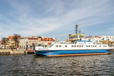 Swinemuende, Polonya - 28 Mart 2016: Polonya 'nın Swinemuende ve yerel feribot Bielik kentindeki sanat nouveau stilinde eski binaya bakın.
