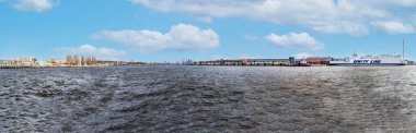 Swinemuende, Polonya - 28 Mart 2016: Polonya 'daki domuz nehrinden Swinemuende limanına, gemilerine ve siluetine bakın.