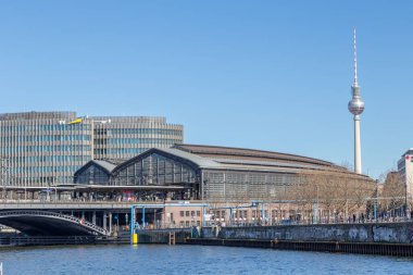 Berlin, Almanya - 1 Nisan 2016: Friedrichstrasse, River Spree ve ünlü TV kulesi.