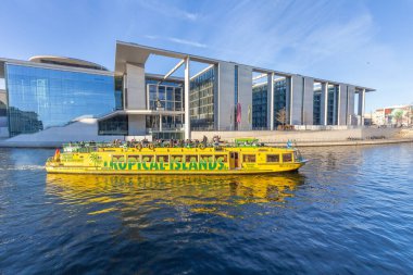 Berlin, Almanya - 1 Nisan 2016: Marie-Elisabeth-Lueders-İnşaat ile Berlin hükümet bölgesinde turistler için tekne turu.