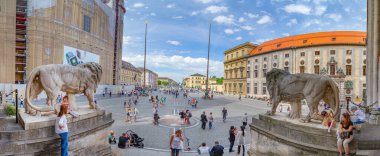 Münih, Almanya - 27 Mayıs 2016: Feldherrnhalle - Mareşaller Salonu - Almanya 'nın Münih kentindeki Odeonsplatz' da bulunan anıtsal bir kütüktür..