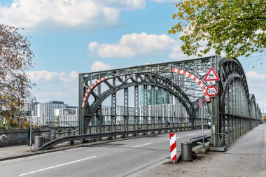 Münih, Almanya - 26 Ekim 2016: Hacker Köprüsü, Münih 'teki merkez istasyonun hemen batısındaki ana demiryolu hattı üzerinde bulunan bir yol köprüsü..