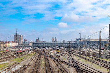 Münih, Almanya - 26 Ekim 2016: Münih merkez istasyonunun Münih, Bavyera, Almanya 'daki çok sayıda raylı terminaline bakın.