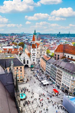 Münih, Almanya - 26 Ekim 2016: Münih, Bavyera, Almanya 'da yaya bölgesinde yürüyen turistler ve yerel halkla Kaufinger Caddesi ve Stachus' a hava manzarası.